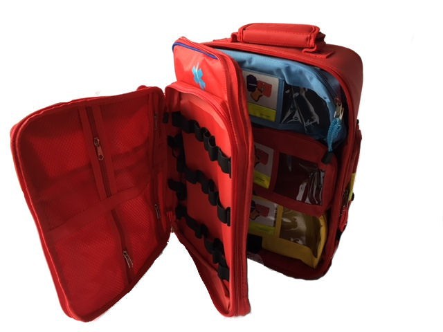 Rode rugtas voor eerste hulp opengeklapt met binnenvakken