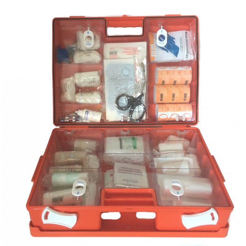 opengeklapte verbandkoffer en dichte verbandkoffer naast elkaar