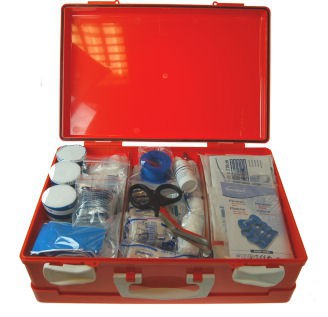 opengeklapte verbandkoffer met zichtbare inhoud verbandmiddelen