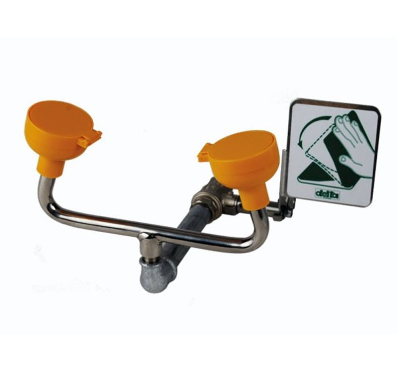 chromekleurige kraan met twee uiteinden waar gele oogbadjes op zitten om ogen te kunnen spoelen