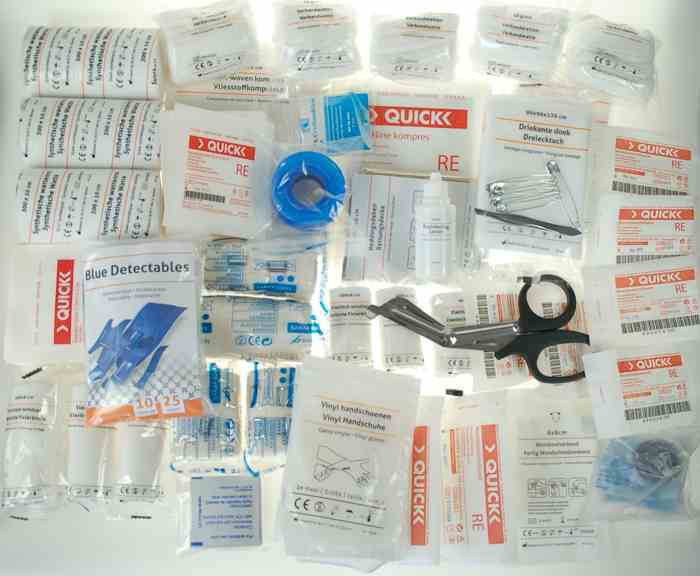 Verbandmiddelen op tafel met schaar en blauwe pleisters