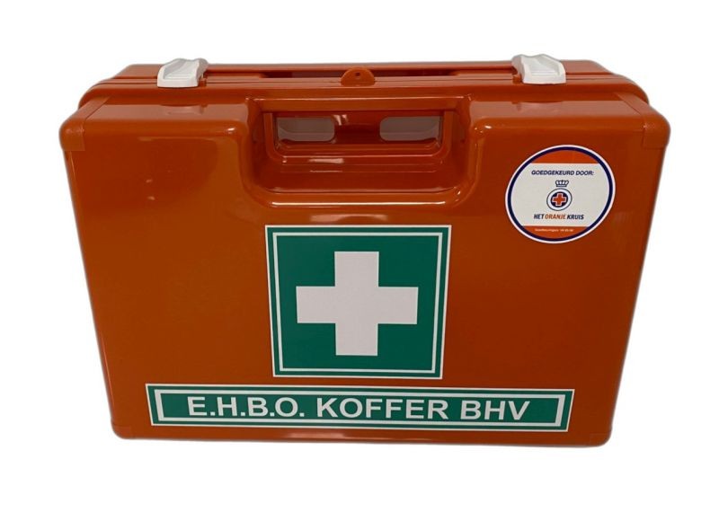 Oranje verbandkoffer met groene sticker en wit kruis