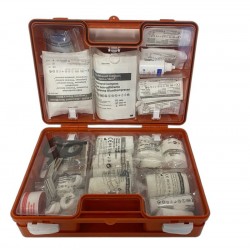 Oranje verbandkoffer opengeklapt inhoud zichtbaar