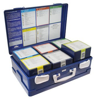 open blauwe verbandkoffer met 6 doosjes gevuld met verbandmiddelen.