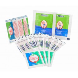 inhoud eerste hulpsetje uitgepakt op tafel